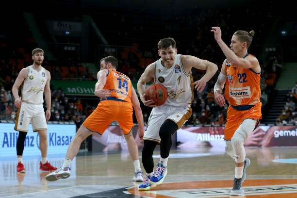 对方禁区内 对方禁区内